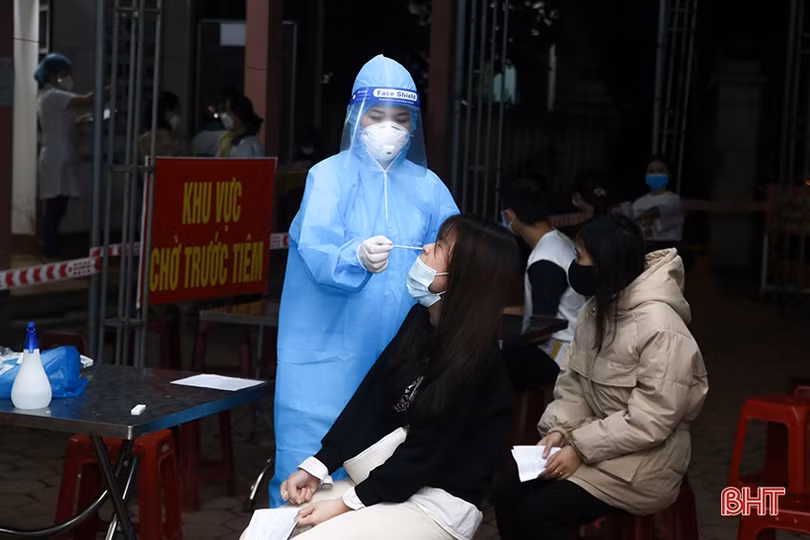 Tổng lực lấy mẫu, xét nghiệm diện rộng trong đêm ở TP Hà Tĩnh