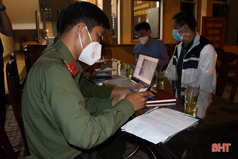 Lãnh đạo TP Hà Tĩnh và huyện Thạch Hà kiểm tra, chỉ đạo công tác truy vết, xét nghiệm