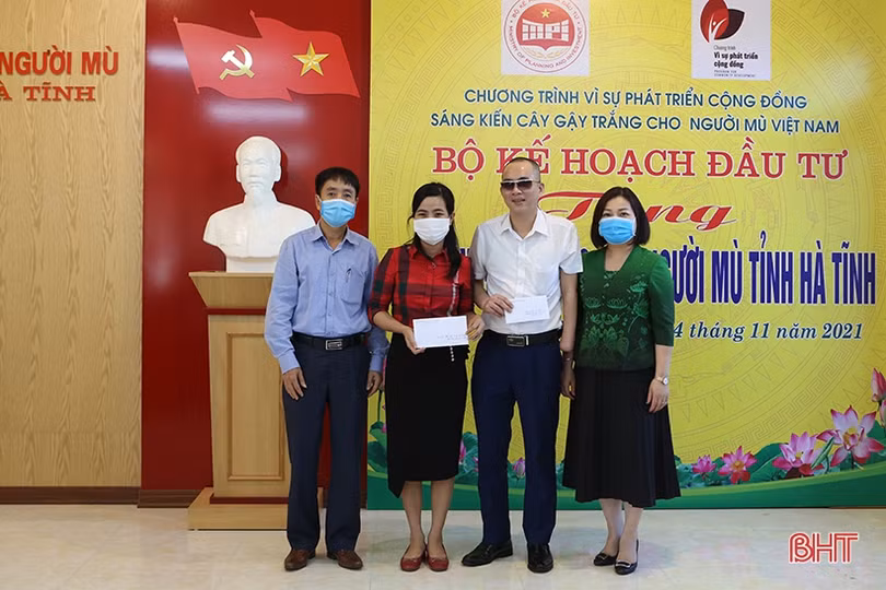 Bộ Kế hoạch và Đầu tư trao 365 cây gậy trắng cho người khiếm thị Hà Tĩnh