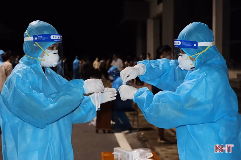 Tập trung lấy mẫu test nhanh COVID-19 tại Trường Đại học Hà Tĩnh ngay trong đêm nay