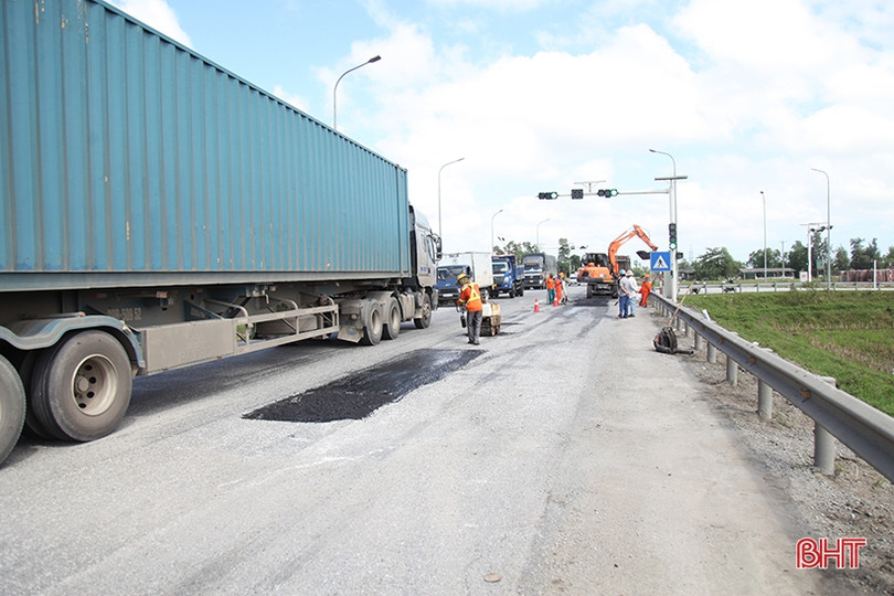Tập trung máy móc, nhân công khắc phục hư hỏng trên Quốc lộ 1, đoạn qua Hà Tĩnh ảnh 6 Tập trung máy móc, nhân công khắc phục hư hỏng trên Quốc lộ 1, đoạn qua Hà Tĩnh