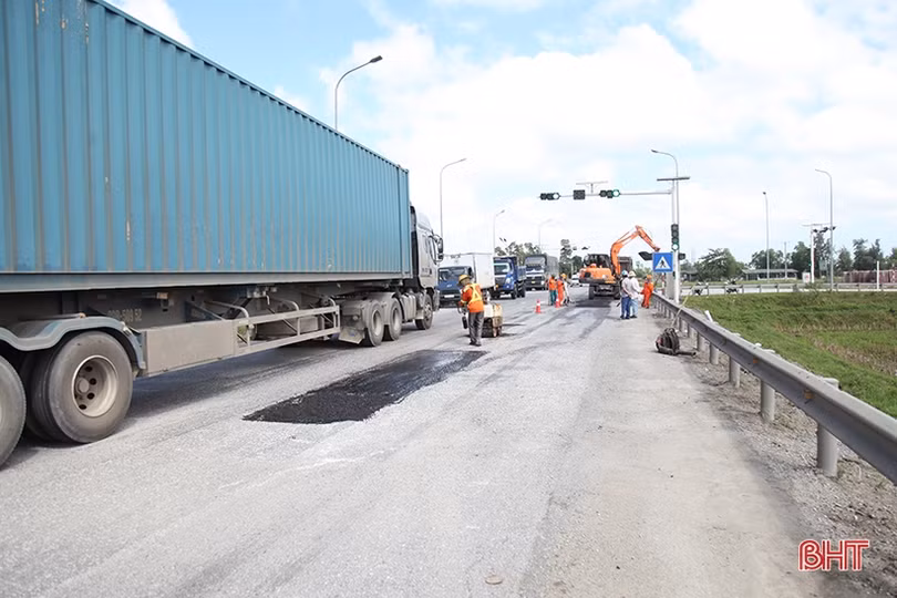 Tập trung máy móc, nhân công khắc phục hư hỏng trên Quốc lộ 1, đoạn qua Hà Tĩnh