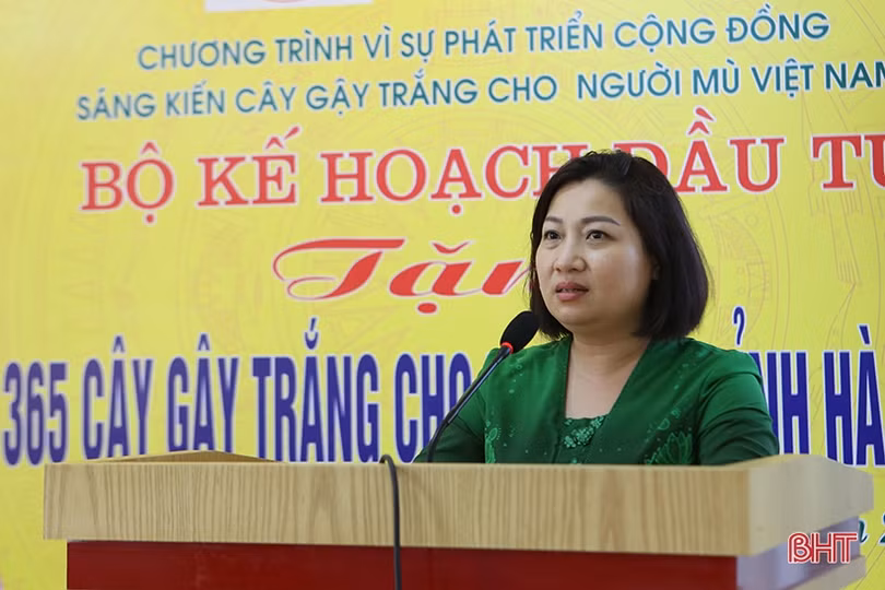 Bộ Kế hoạch và Đầu tư trao 365 cây gậy trắng cho người khiếm thị Hà Tĩnh