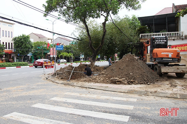 Lắp đặt hệ thống đèn tín hiệu tại “điểm đen” giao thông ở thành phố Hà Tĩnh