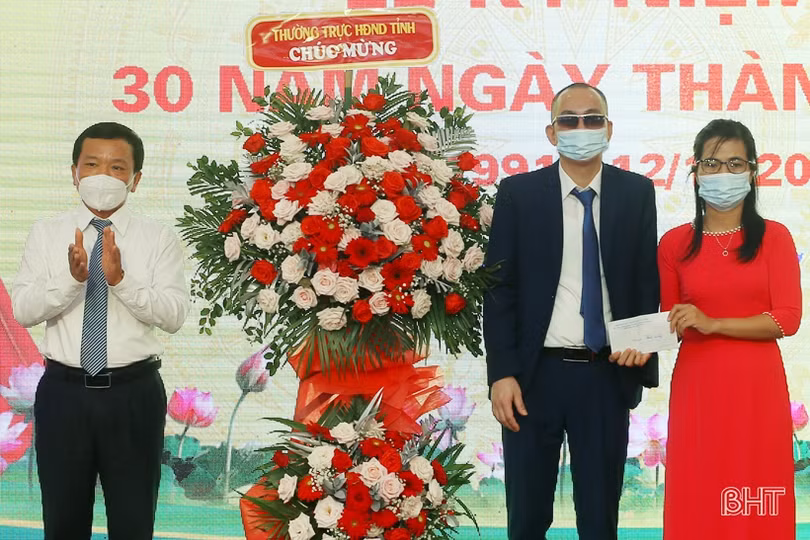 Hội Người mù Hà Tĩnh nhận Cờ thi đua xuất sắc của Trung ương Hội