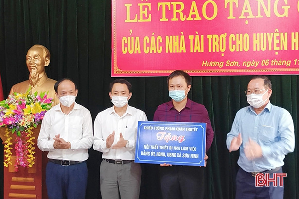 Trao tặng xe cứu thương, thiết bị giáo dục cho huyện Hương Sơn