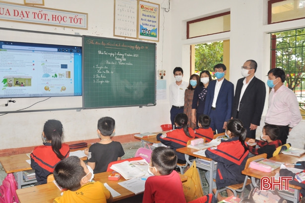 BIDV Hà Tĩnh trao tặng 66 chiếc tivi cho các trường học ở Hương Sơn