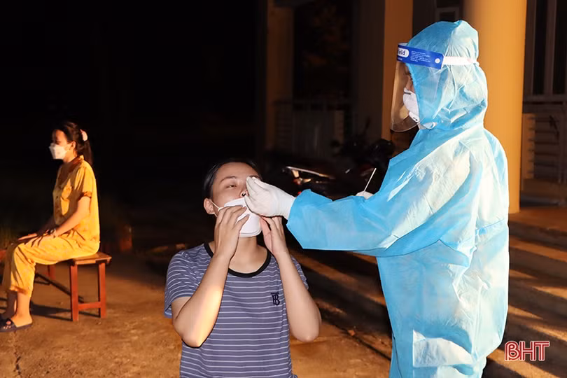 Tập trung lấy mẫu test nhanh COVID-19 tại Trường Đại học Hà Tĩnh ngay trong đêm nay