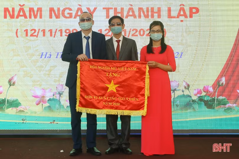 Hội Người mù Hà Tĩnh nhận Cờ thi đua xuất sắc của Trung ương Hội