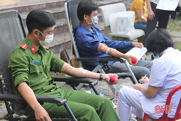 Cán bộ, nhân viên, người lao động huyện Can Lộc hiến 196 đơn vị máu