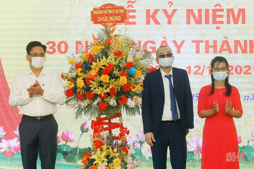 Hội Người mù Hà Tĩnh nhận Cờ thi đua xuất sắc của Trung ương Hội