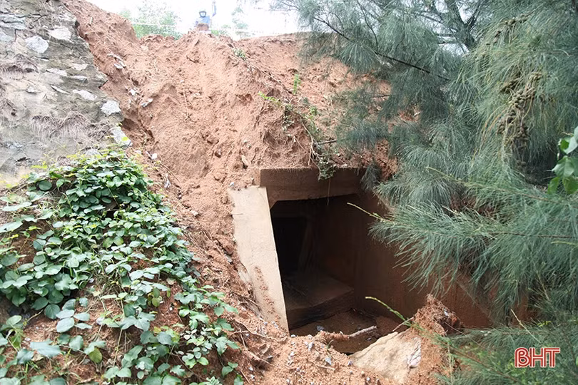 Sụt lở lớn gần cắt đứt giao thông trên tuyến quốc phòng ven biển Hà Tĩnh