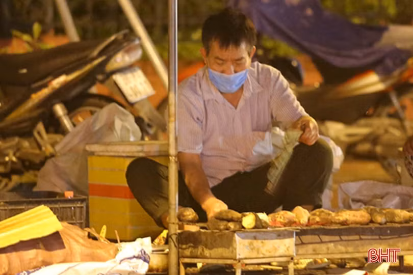 Hấp dẫn ngô, khoai nướng vỉa hè Thành Sen những đêm đầu đông