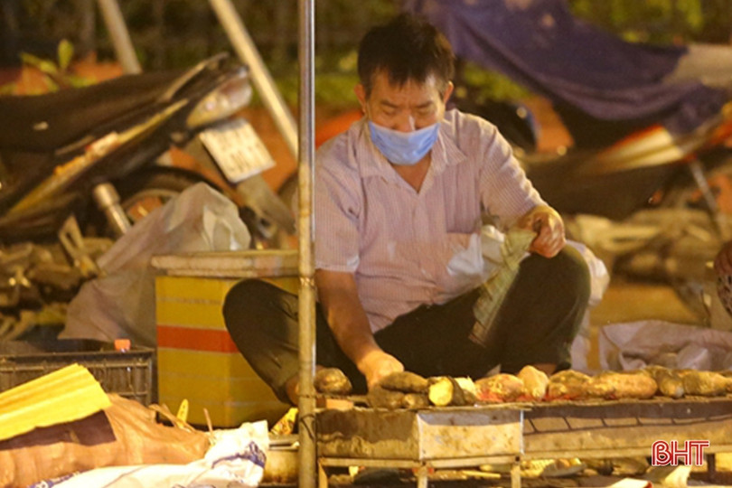 Hấp dẫn ngô, khoai nướng vỉa hè Thành Sen những đêm đầu đông