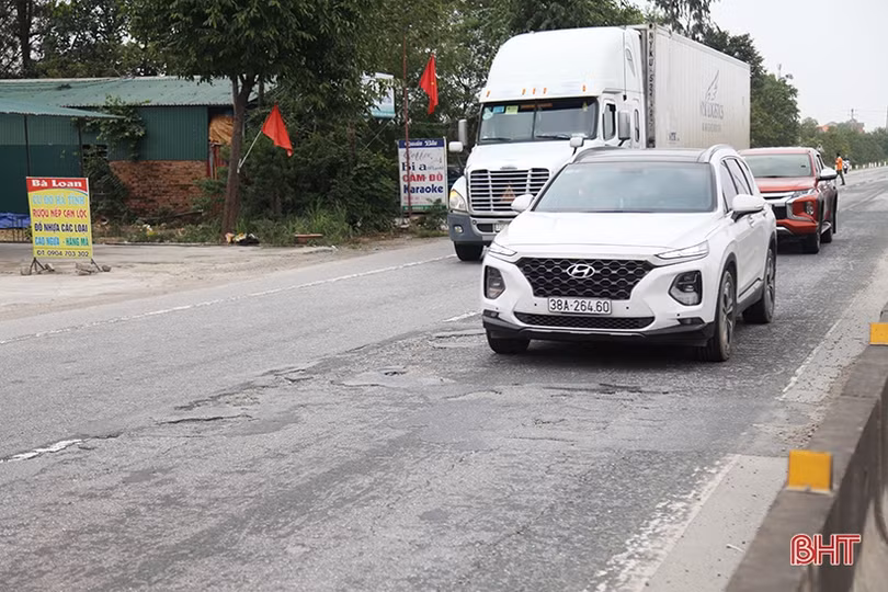 Tập trung máy móc, nhân công khắc phục hư hỏng trên Quốc lộ 1, đoạn qua Hà Tĩnh