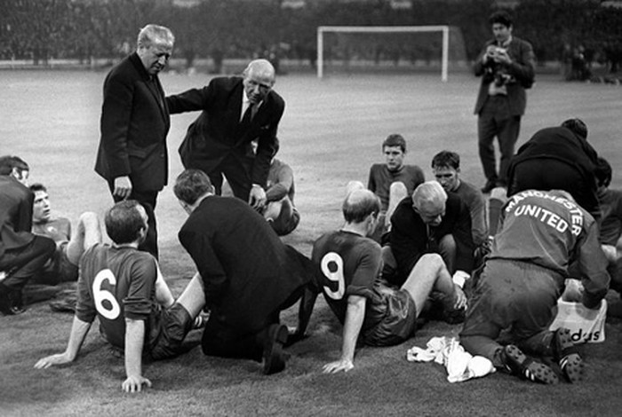 Sir Busby chỉ đạo các học trò yêu thương trong trận derby thành Manchester năm 1957 Những trận derby Manchester đáng nhớ nhất trong lịch sử