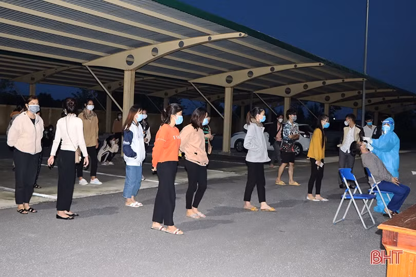 Tập trung lấy mẫu test nhanh COVID-19 tại Trường Đại học Hà Tĩnh ngay trong đêm nay