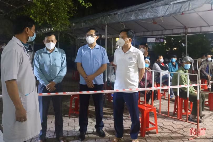 Lãnh đạo TP Hà Tĩnh và huyện Thạch Hà kiểm tra, chỉ đạo công tác truy vết, xét nghiệm