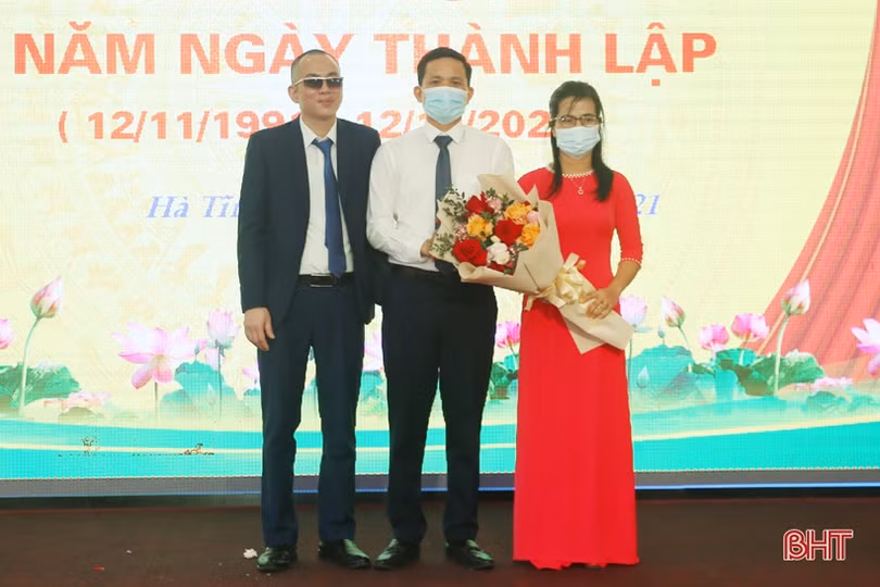 Hội Người mù Hà Tĩnh nhận Cờ thi đua xuất sắc của Trung ương Hội