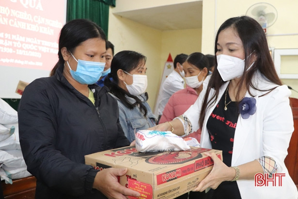 130 suất quà đến với phụ nữ, trẻ em gặp khó khăn ở Hương Khê