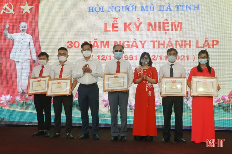 Hội Người mù Hà Tĩnh nhận Cờ thi đua xuất sắc của Trung ương Hội
