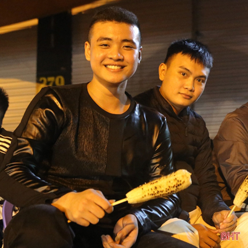 Hấp dẫn ngô, khoai nướng vỉa hè Thành Sen những đêm đầu đông