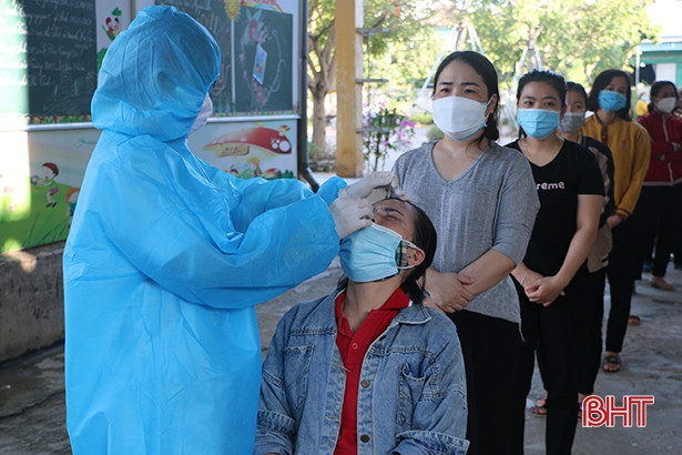 Lãnh đạo Sở Y tế Hà Tĩnh giám sát lấy mẫu sàng lọc cho học sinh, giáo viên