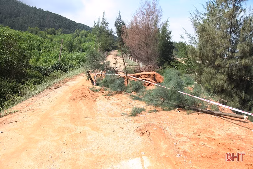 Sụt lở lớn gần cắt đứt giao thông trên tuyến quốc phòng ven biển Hà Tĩnh