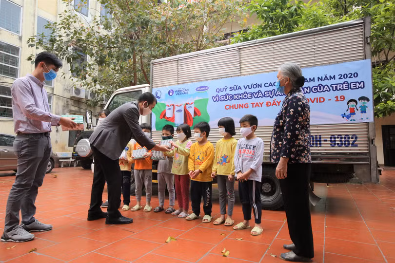 Vinamilk & Quỹ Sữa Vươn cao Việt Nam trao tặng 1,7 triệu hộp sữa cho trẻ em có hoàn cảnh khó khăn trong dịch Covid - 19