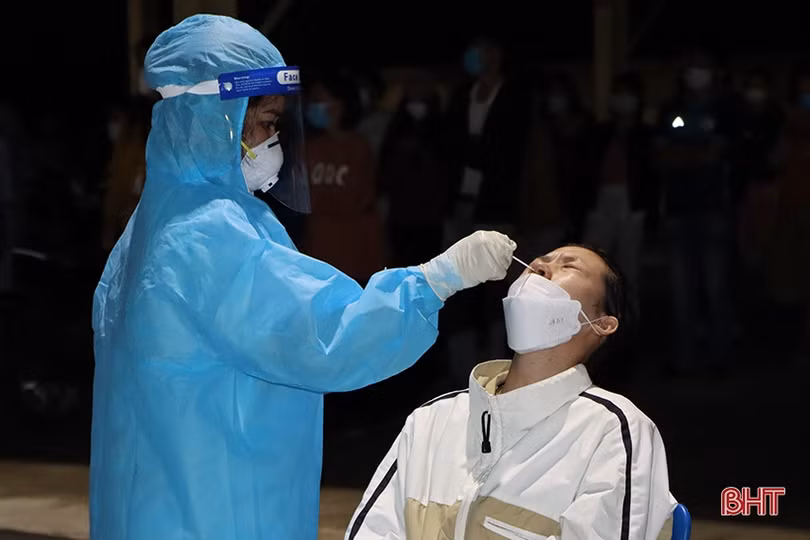 Tổng lực lấy mẫu, xét nghiệm diện rộng trong đêm ở TP Hà Tĩnh