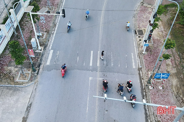 Đầu tư hơn 1,3 tỷ đồng sơn kẻ vạch, bổ sung biển báo các tuyến đường ở TP Hà Tĩnh