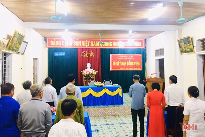 Quần chúng ưu tú 59 tuổi ở TX Kỳ Anh tự hào được kết nạp vào Đảng