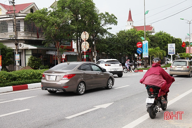 Lắp đặt hệ thống đèn tín hiệu tại “điểm đen” giao thông ở thành phố Hà Tĩnh
