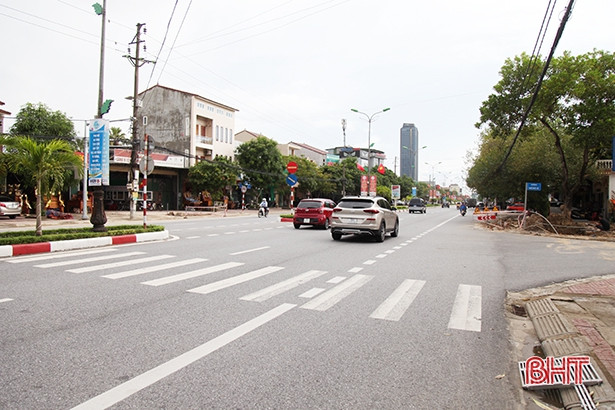 Lắp đặt hệ thống đèn tín hiệu tại “điểm đen” giao thông ở thành phố Hà Tĩnh