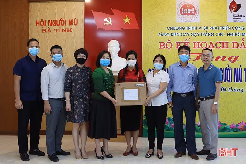 Bộ Kế hoạch và Đầu tư trao 365 cây gậy trắng cho người khiếm thị Hà Tĩnh