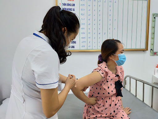 Có thể tiêm vaccine COVID-19 gần mũi tiêm vaccine uốn ván trong thai kỳ?