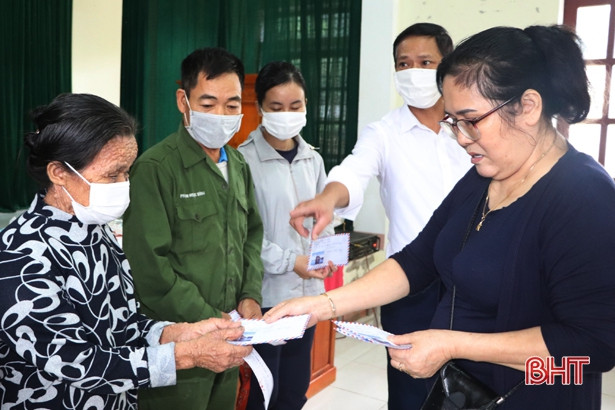 Trao 200 suất quà cho người dân có hoàn cảnh khó khăn ở Vũ Quang