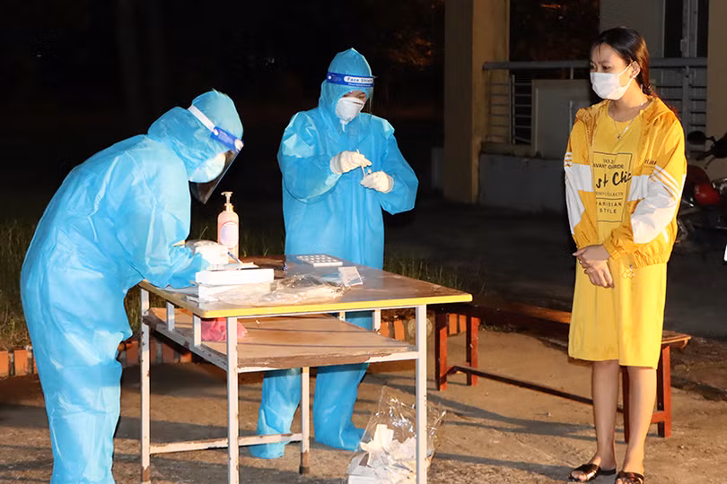 Tập trung lấy mẫu test nhanh COVID-19 tại Trường Đại học Hà Tĩnh ngay trong đêm nay