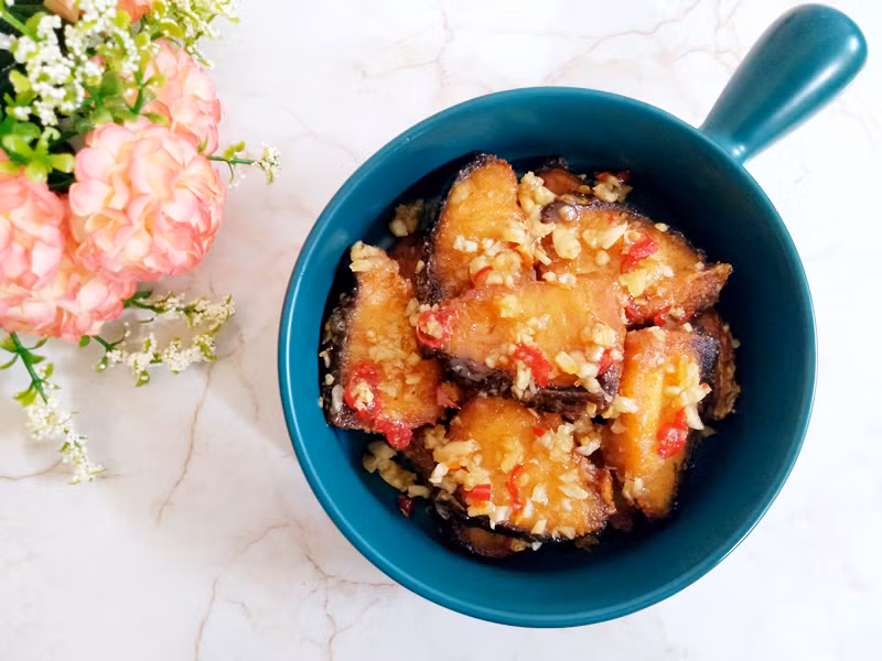 Cá chiên giòn rim mắm tỏi ớt