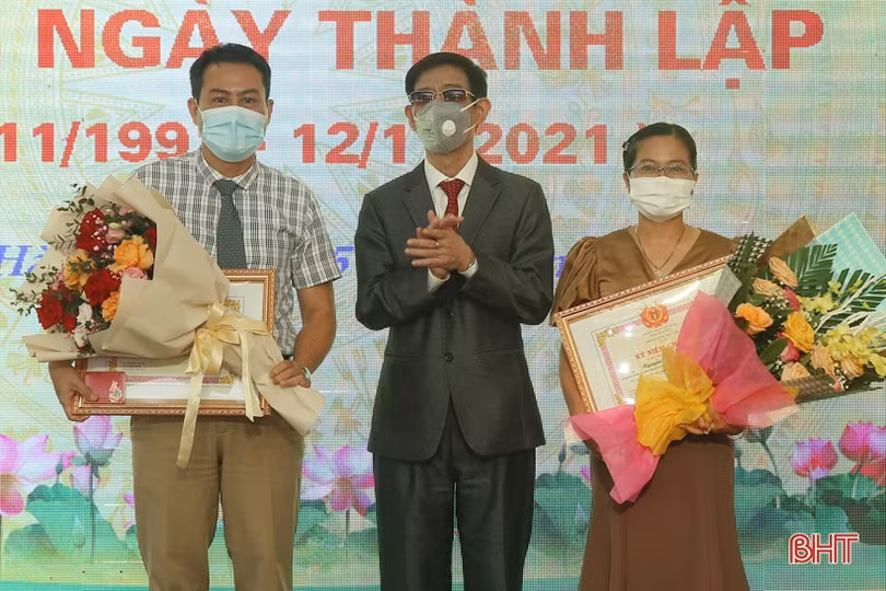 Hội Người mù Hà Tĩnh nhận Cờ thi đua xuất sắc của Trung ương Hội