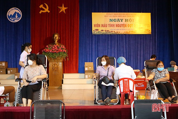 Cán bộ, nhân viên, người lao động huyện Can Lộc hiến 196 đơn vị máu