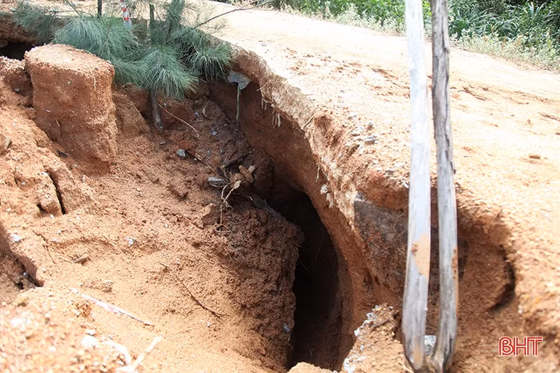 Sụt lở lớn gần cắt đứt giao thông trên tuyến quốc phòng ven biển Hà Tĩnh