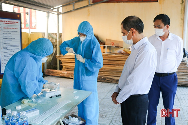 Lãnh đạo Sở Y tế Hà Tĩnh giám sát lấy mẫu sàng lọc cho học sinh, giáo viên