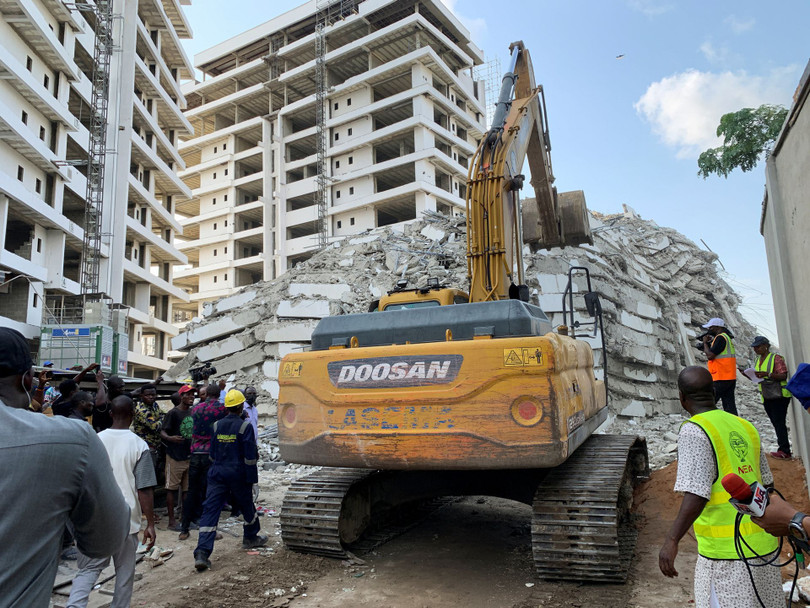 Khoảng 100 người mất tích trong vụ sập tòa nhà 22 tầng ở Nigeria