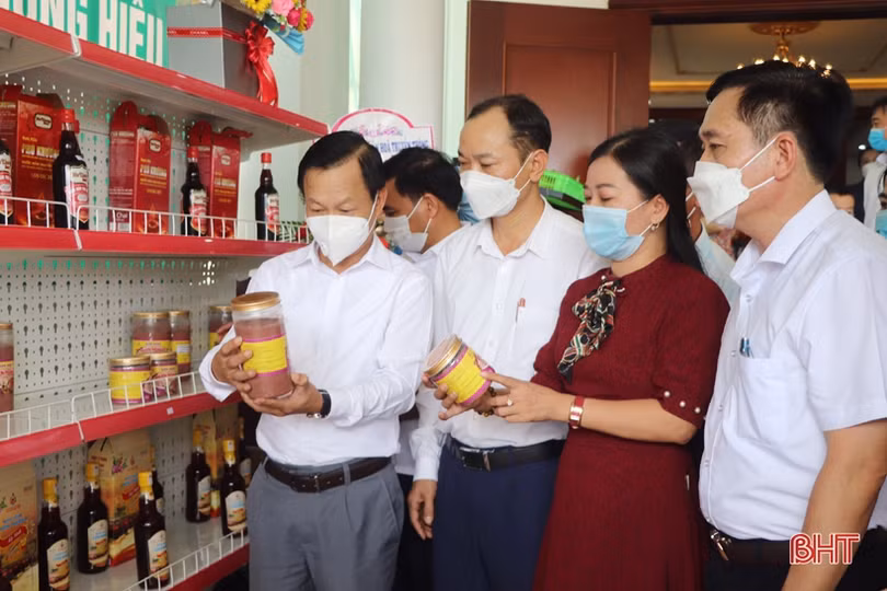 Khai trương cửa hàng sản phẩm OCOP huyện Vũ Quang