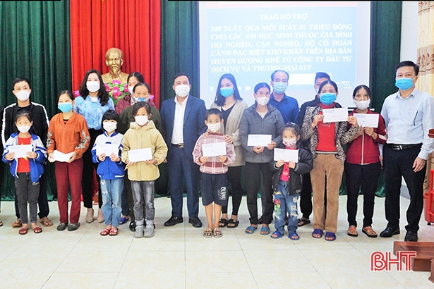 130 suất quà đến với phụ nữ, trẻ em gặp khó khăn ở Hương Khê