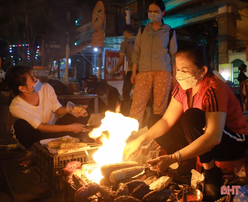 Hấp dẫn ngô, khoai nướng vỉa hè Thành Sen những đêm đầu đông