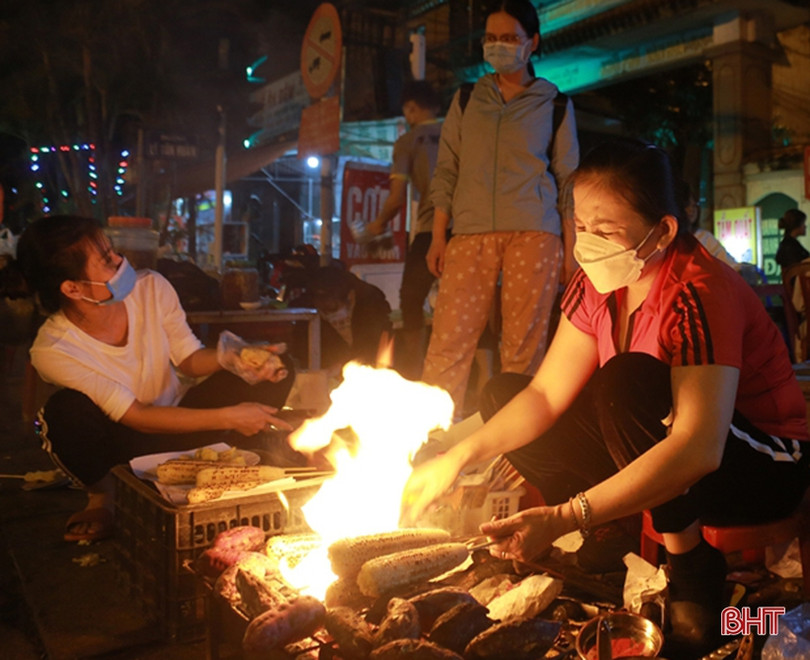 Hấp dẫn ngô, khoai nướng vỉa hè Thành Sen những đêm đầu đông