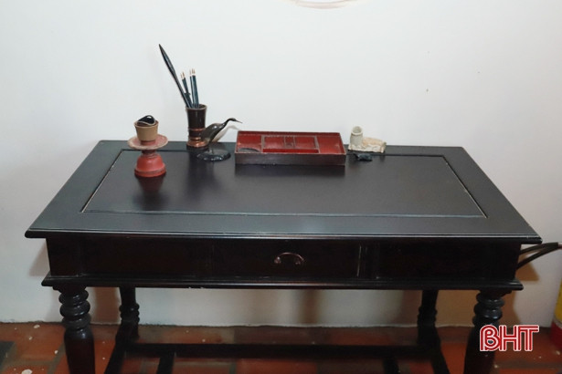 Bổ sung cổ vật vào tủ sách trong ngôi nhà cụ Nguyễn Du từng sinh sống