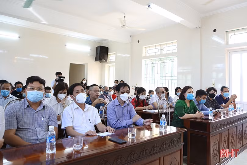 Bộ Kế hoạch và Đầu tư trao 365 cây gậy trắng cho người khiếm thị Hà Tĩnh